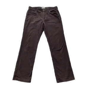 Bruna manchesterbyxor  - Bruna raka manchesterbyxor i midwaisted modell! Står storlek L, 32x30, men passar bra på M. Hör av dig om du är intresserad, vill få mått eller har andra frågor <3