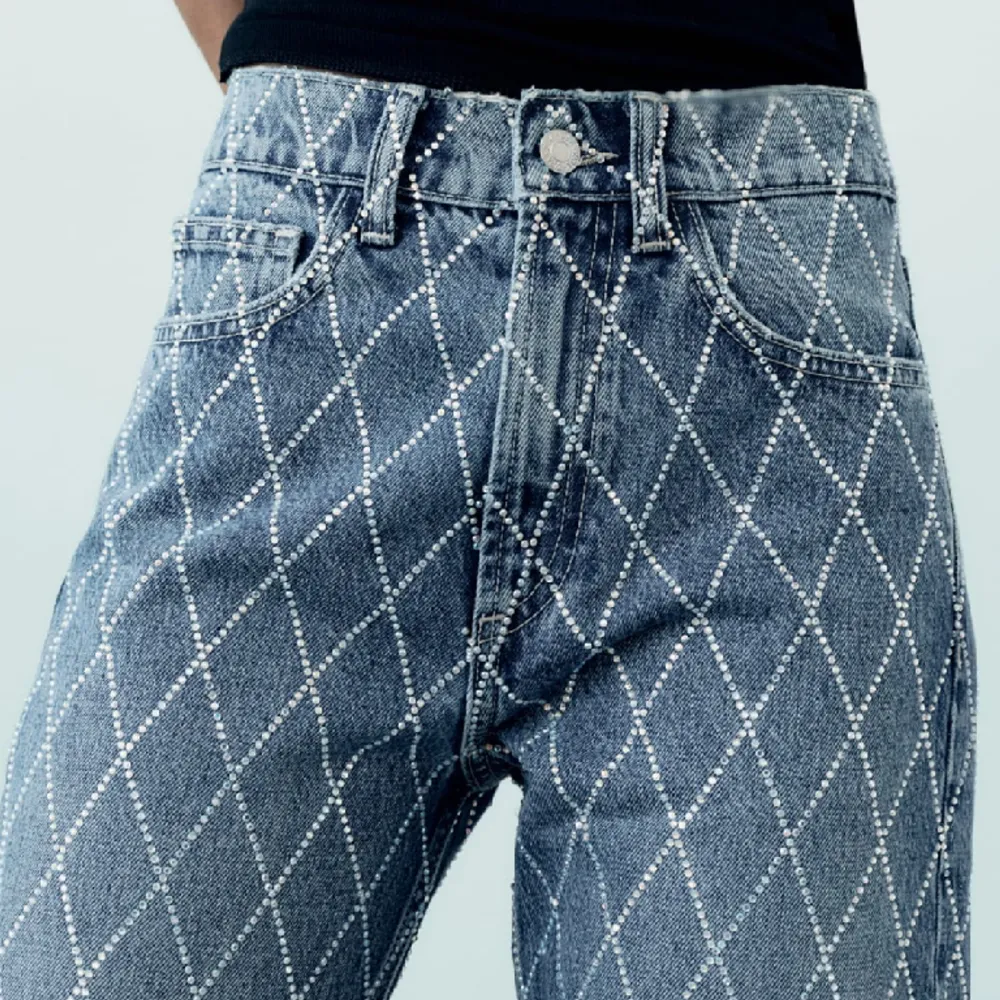 Snygga & coola jeans från Zara, lite oversized modell Stl 32 men passar 34 Nya - etikett/tags kvar Slutsålda, nypris 699 Pris diskuteras vid snabba köp. Säljer pga råkar ha 2 st ☺️ Kan hämtas i Stlm eller Uppsala, eller postas - köparen står för frakt. Jeans & Byxor.