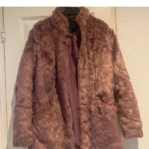 Päls - Såååå fin päls. Var för liten för mig så säljer den vidare. Mycket fint skick. 