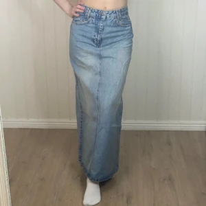 Lång jeanskjol - Fin lång jeanskjol från stradivarius i storlek 34. Använd ett fåtal gånger så i mycket bra skick. 🎀