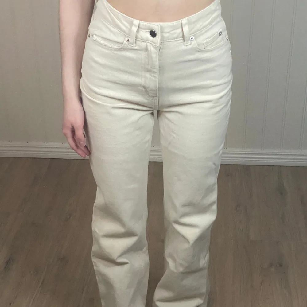 Fina beigea jeans från H&M i storlek 34. Använda men fortfarande i bra skick. 🎀. Jeans & Byxor.