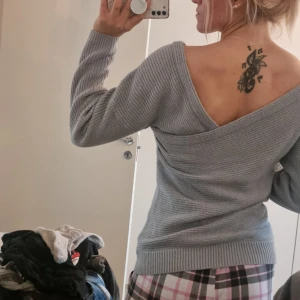 Stickad träja - Snygg stickad tröja med halv öppen rygg