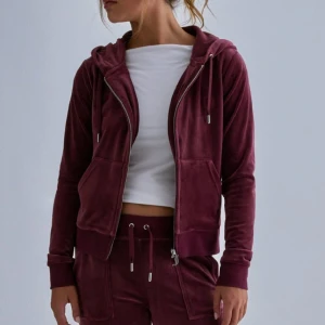 Juicy couture - säljer ett juicy set i denna vinröda färgen, superfin. Aldrig använd. Strl S i tröja & M i byxa. Sitter som en smäck. Nypris för båda är 2500kr