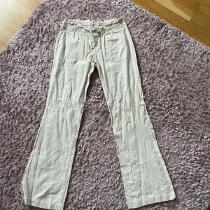 Linnebyxor  - Ljusa linnebyxor med fina detaljer, Lågmidjade och långa på mig som är 170