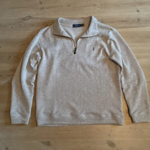 Ralph lauren half zip - Ralph lauren half zip i mycket bra skick.  Storlek large. Inga defekter och allt funkar som det ska. Priset kan diskuteras vid snabb affär. Hör av dig vid frågor