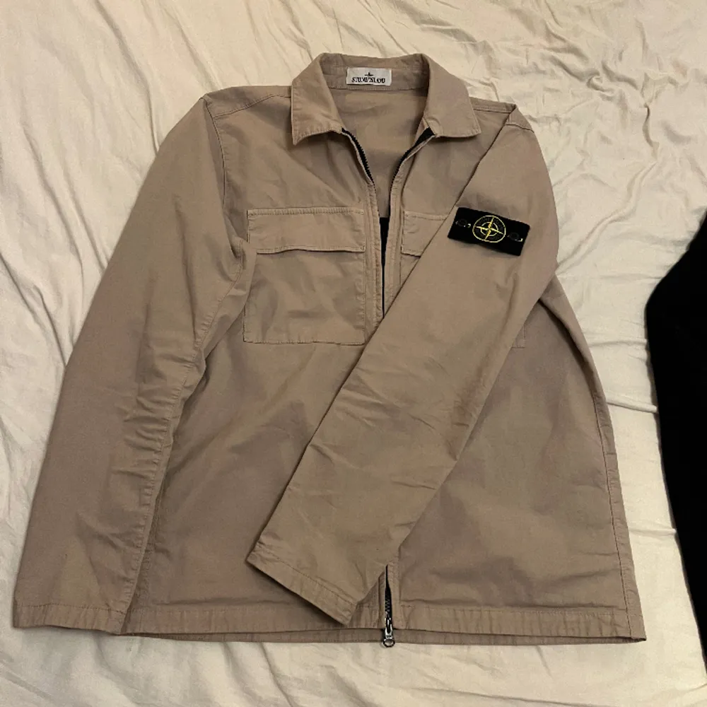 Stone Island overshirt i nyskick i färgen beige, kvitto finns, skriv om du undrar något mer. Jackor.