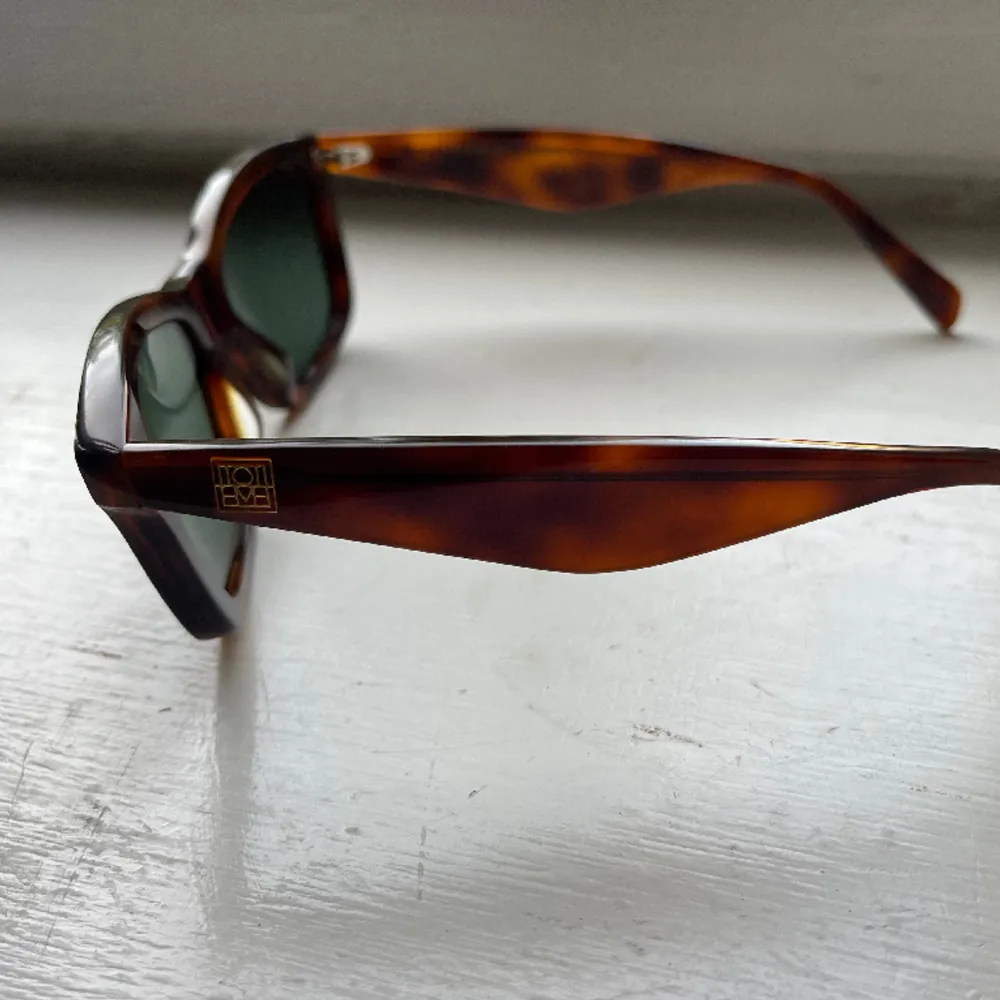 Otroliga solglasögon som svider att sälja… väldigt fint skick, inga repor (däremot saknas fodralet, men kan skicka i annat fodral så de inte förstörs i frakten). Modellen heter ”the classic sunglasses” 🫧. Övrigt.