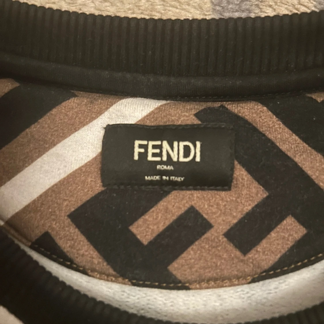 Fendi tröja - 91