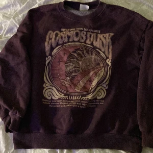 hoodie med tryck!  - hoodie med ett fint tryck! storlek M men upplevs som S. köpt för runt 300-400kr från pull and bear. pris kan absolut diskuteras!