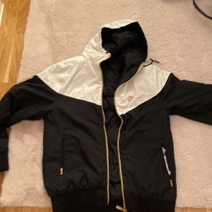 Nike jacka - Den är i suverän skick och är knappast använd. Skriv gärna vid intresse 