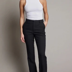 Svarta kostymbyxor  - Svarta kostymbyxor från Bikbok som är högmidjade. Har kommit till användning mycket men är fortfarande i bra skick 