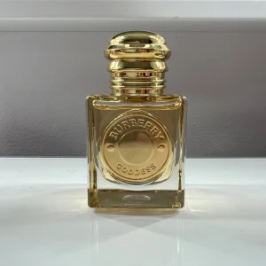 Burberry Goddess Edp 30ml - Burberry Goddess parfym, 30ml. Bara använd några få gånger, se bilden för hur mycket som är kvar. Nypris 669:-