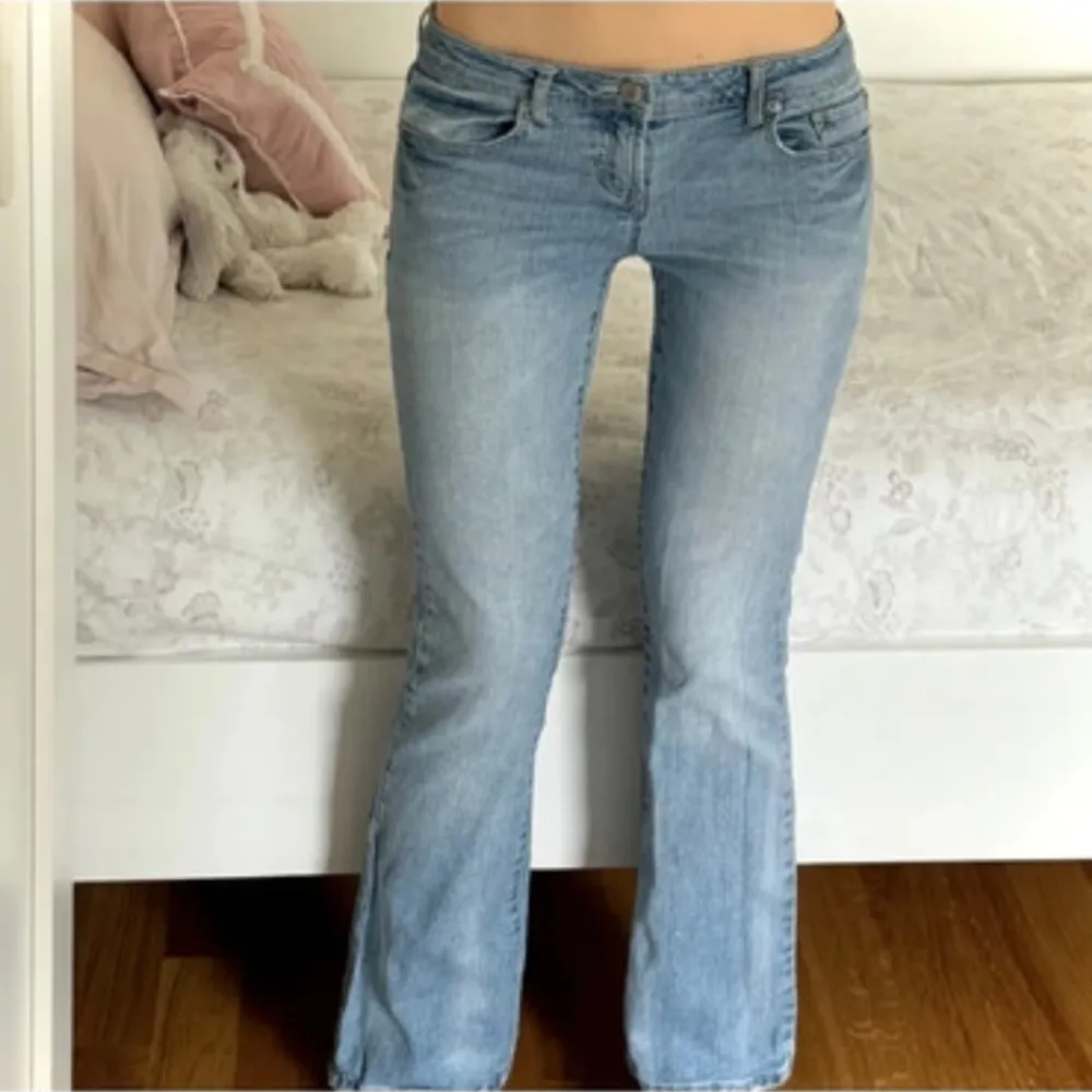 Fina Lågmidjade bootcut jeans i väldigt bra skick.  Lånade bilder finns egna privat:). Jeans & Byxor.