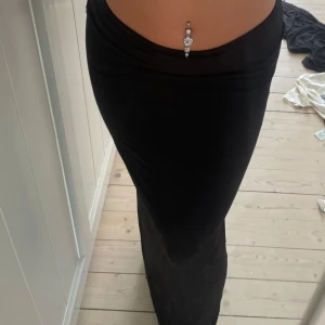 Långkjol  - Sååå fin kjol från Gina, nyodlingen köpt men har en liknande så denna kommer inte komma till tillräckligt användning!❤️den ser ut som yoga pants i kjol form, man viker alltså ner toppen vilket också gör den så bekväm och skön!