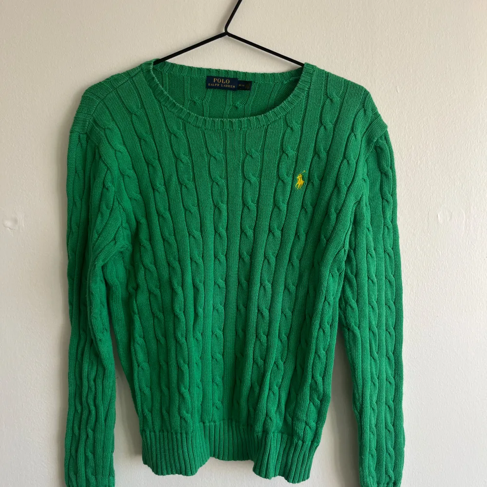 Kabelstickad pullover från Ralph Lauren, tecken på användning finns men inga fläckar. Passar S/M.. Tröjor & Koftor.