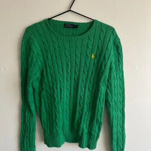 Pullover Ralph Lauren  - Kabelstickad pullover från Ralph Lauren, tecken på användning finns men inga fläckar. Passar S/M.