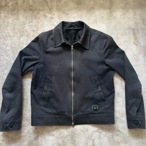 AMI PARIS ”WORKER JACKET” - Snygg & stilren jacka från Ami, fint skick utöver att en knapp som lossnat enkel fix genom att sy.  Lite kortare passform 