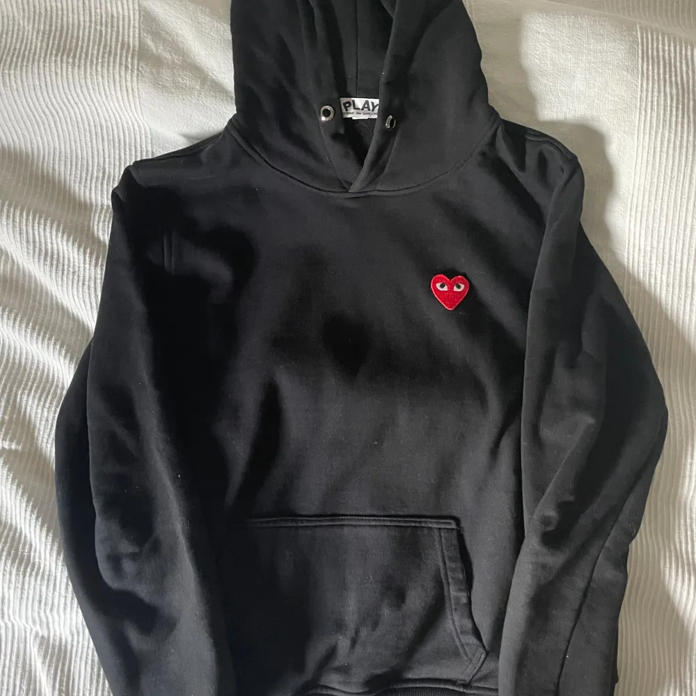 Säljer denna svarta cdg hoodien i barnstotlek L (sitter som vanlig S) Skick 9/10 Om det är något ni undrar så är det bara att fråga!⭐️⭐️⭐️ . Hoodies.