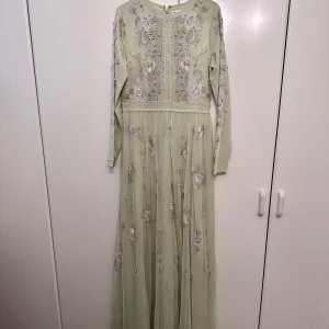 Ljusgrön klänning med pärldekorationer - Ljusgrön klänning med pärlutsmyckande och blommigt broderi 💚är i mycket gott skick , hör av dig om du är intresserad 