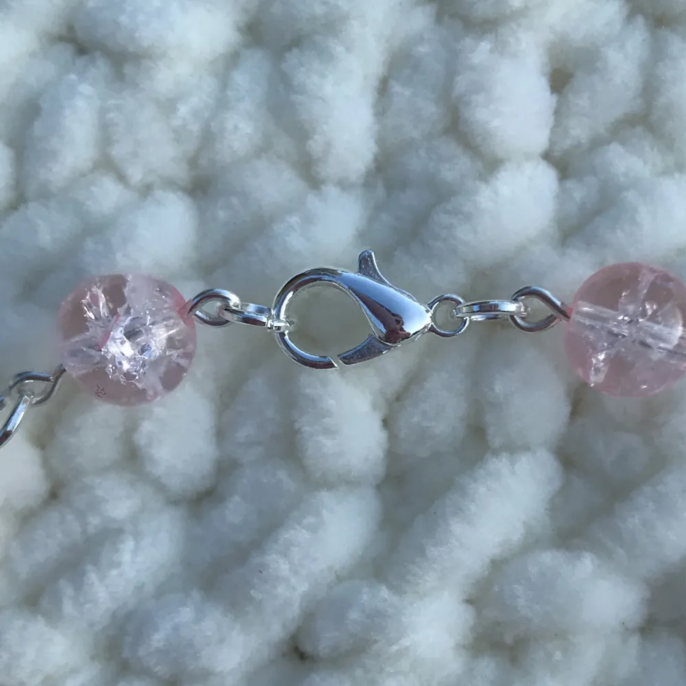 Vackert armband av vita och rosa glaspĂ€rlorđžđ€finns 7 till liknande armband . Asusteet.
