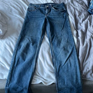 Low waist bootcut jeans - Nu säljer jag mina low waist bootcut jeans från hm. Jeansen är i bra skick och jag har tagit väl hand om dem efter användning