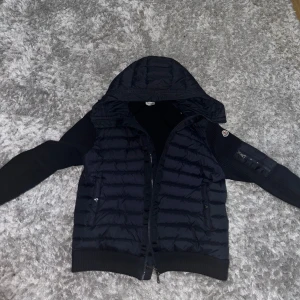 Moncler cardigan - Säljer nu min Moncler cardigan sitter som L 