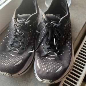 HOKA KAWANA - Hoka kawana i storlek 42 2/3. I gott skick. Ordinarie pris 1999. Nu för 500kr