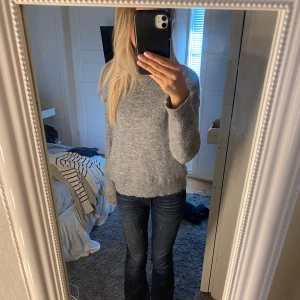 Stickad  - Jätte söt grå stickad tröja från zara. Nästintill oanvänd. 