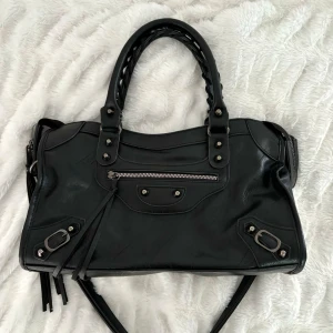 City bag - Jättefin väska som liknar city bag modellen. Bra skick och man får plats med mycket. Passar som skolväska. Priset kan diskuteras!