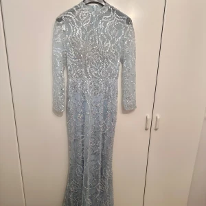 Elegant blå klänning - perfekt för förlovningar och festligheter - Klänningen är i en baby blå färg ,  är endast använd en gång och är i utmärkt skick, priset kan diskuteras vid snabb affär 🤍