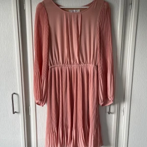 Rosa klänning  - Fin rosa klänning som jag har använt en handfull gånger. Säljer den nu då jag inte använder den längre och för att den är för stor för mig. Har fått klänningen så jag vet inte hur använd den har blivit. I bra skick. 