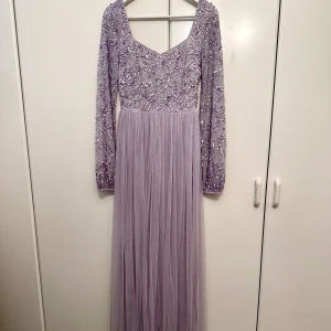 Glamorös Lila klänning med paljetter - Denna klänning är i väldigt var skick och har bara använts en gång, hör av dig om du är intresserad, pris diskuteras vid snabbköp 💜
