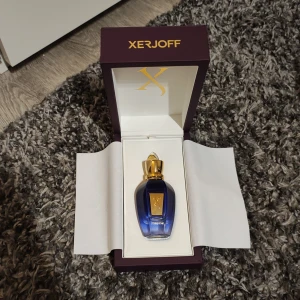Xerjoff Torino 21 Parfym  - Säljer nu min Xerjoff torino 21 eftersom jag vill hellre ha pengarna för den både för att den är så dyr och för att jag har ett flertal andra. Finns ungefär 37-40 ml kvar I flaskan. Förvarad mörkt och svalt i en låda. Inköpt från deloox för nått tag 