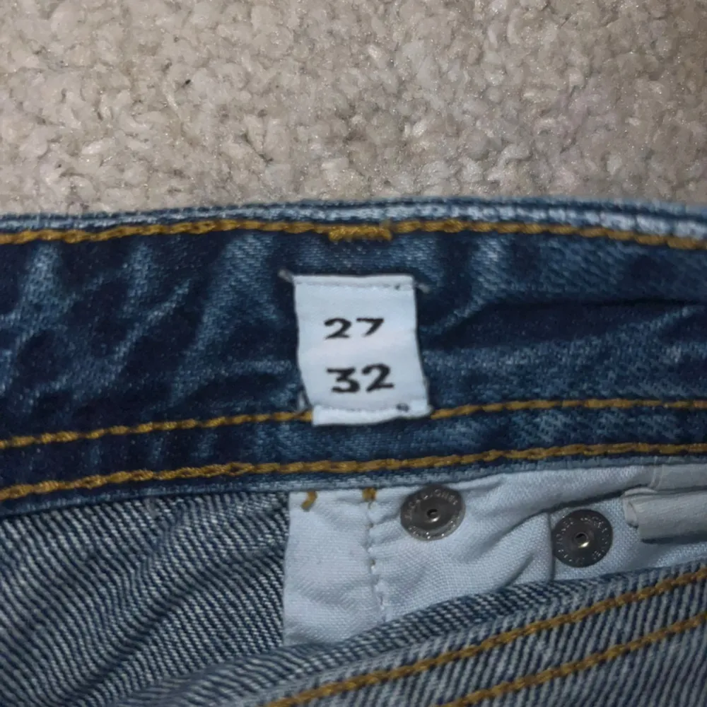 Säljer ett par jeans från Jack & Jones modell Chris storlek 27/32. Säljer de då de inte passar mig längre. Skicket är bra. Hör av er vid intresse och frågor.. Jeans & Byxor.