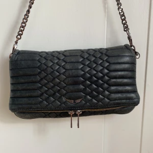 Zadig & Voltaire väska - Riktigt snygg Zadig & Voltaire clutch med snyggt mönster. Denna väska passar till allt, fest, skola, gå på stan.  Den har också ett långt och ett kort band och båda dessa går att ta av. Har använt den mycket, inte nyskick! Skriv för frågor☺️