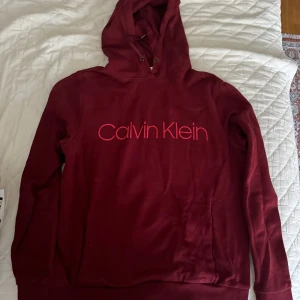 Calvin klein  - Calvin klein hoodie vin röd näst in till aldrig använd 