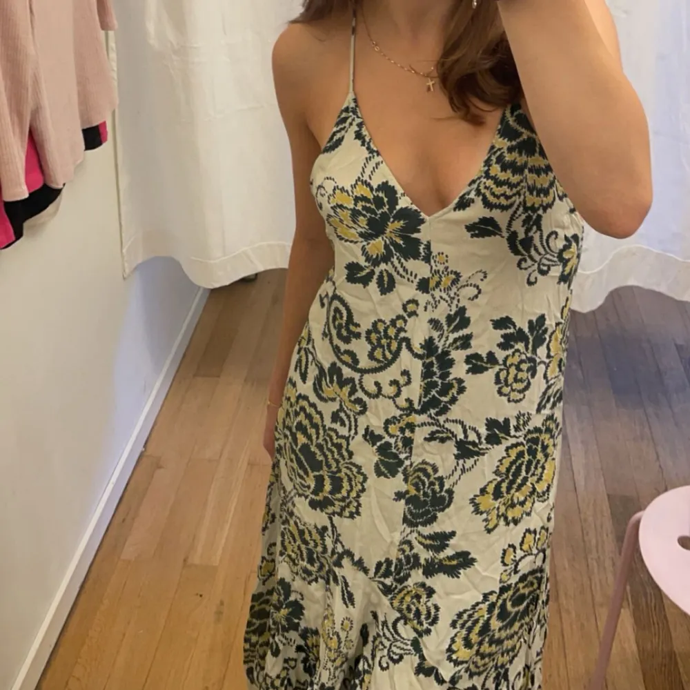 Jätte fin långklänning med mönster. Öppen rygg som är jätte skönt nu i sommar🩷Tyvärr är den för stor för mig därför har den inte används alls. Köpt secondhand men är ifrån hm🩷. Mekot.