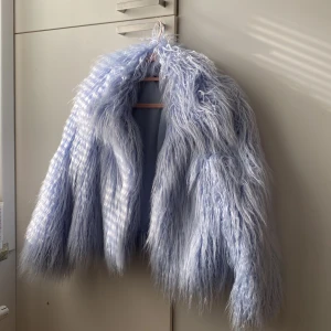 Pälsjacka - Ljusblå jacka i Bratz-stil ✨ jättefin och speciell men passar inte mig.