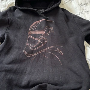 Star Wars Hoodie - Cool Star Wars hoodie i mycket bra skick!