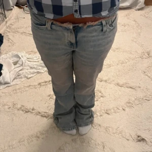 Lowwaist jeans med rosa detalj - Jättefina jeans som tyvärr inte passa mig:( Står storlek 42 men sitter som M  Lowwaist!!  Bilderna är från förra ägaren💘 Midjemått tvärs över är 39 cm och innerbensmåttet är 82cm