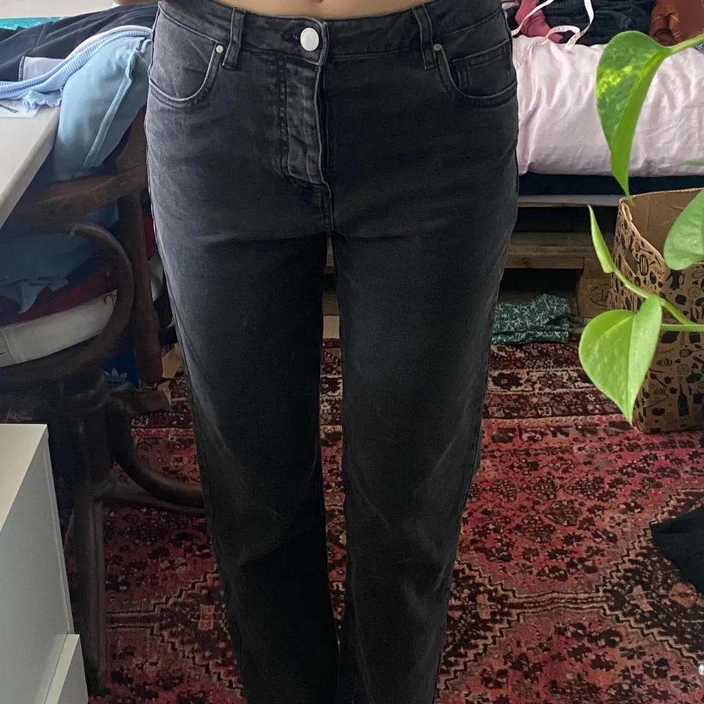 Svart/gråa midwaist jeans. Straight fit, lite stretchigt material och knappar vid gylfen. Knappt använda i mycket bra skick ! ☀️ Skriv för fler bilder och frågor om plagget 😊. Jeans & Byxor.