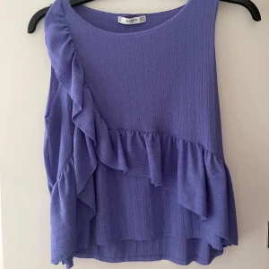 Blå/lila topp  - Säljer denna blå/lila blus från Mango med fina volangdetaljer. Endast använd 1 gång och i storlek S. 💙✨💜 