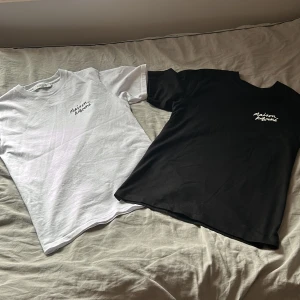 Maison Kitsune t-shirt  - Säljer dessa två riktigt feta maison kitsune t-shirts skick 10/10 helt nya storlek s säljer dessa för 800 kr styck