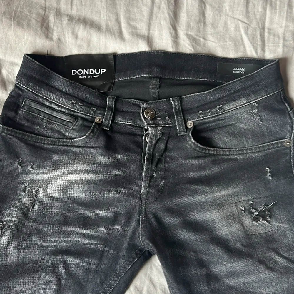 Skick 9/10 köpte dom för 3000 säljer dessa för 999 kr storlek 29. Jeans & Byxor.