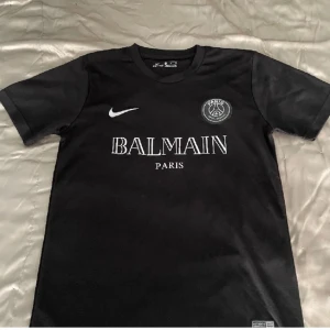 Psg x Balmain Tshirt - Storlek s men sitter som en m 