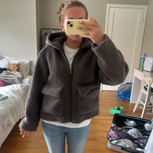 Teddy jacka  - Teddy jacka från Zarah barnavdelning. Jätte fin och mysig och har inte kommit till användning. 