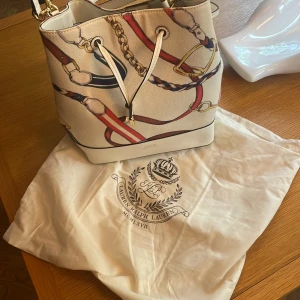 Lauren Ralph Lauren Väska - Hej, Lauren Ralph Lauren Väska som använts väldigt fåtal gånger, väldigt bra skick, Finns 3 st små prickar som visas på bilden som är avtryck av något. Men annars är den som helt ny. Pris kan diskuteras!
