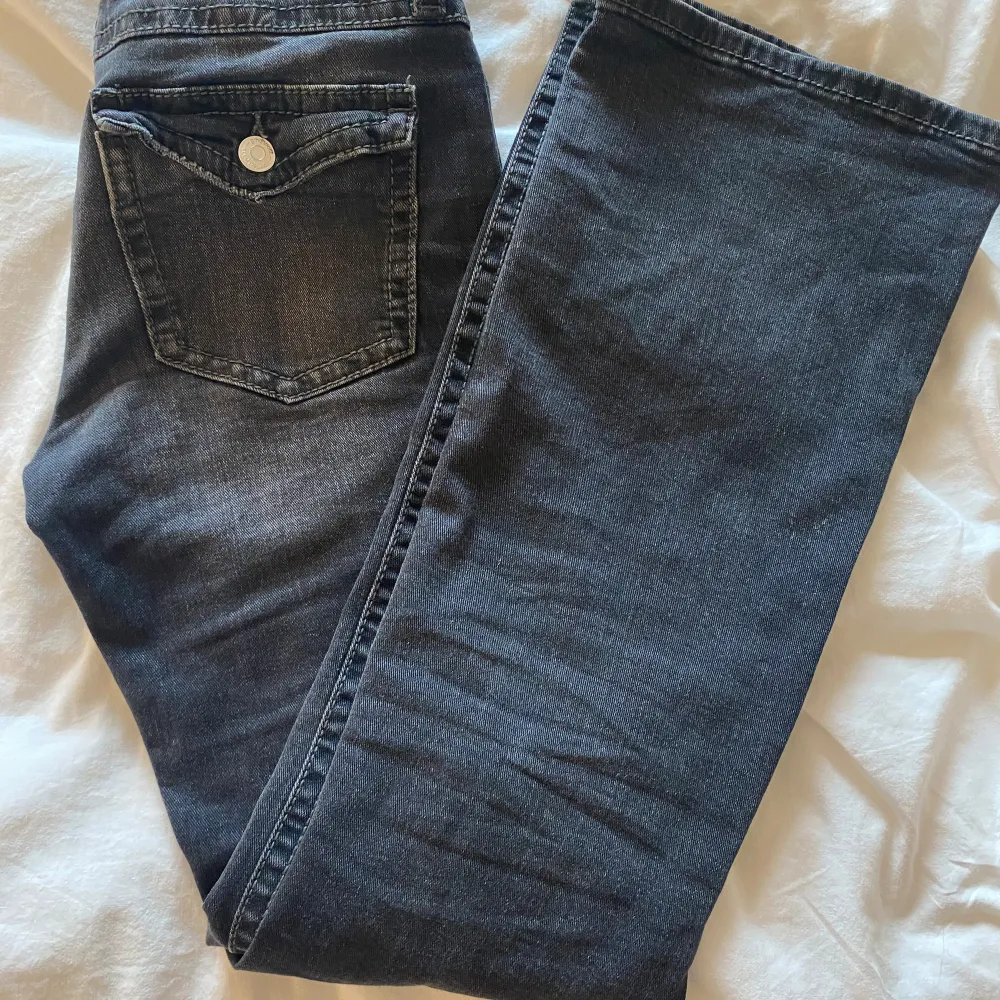 Jättesköna jeans från Gina Young i storlek 158. Använda under vintern. Längst nere vid foten är sömmen lite öppen men dom är i ett gott skick💗💗. Jeans & Byxor.