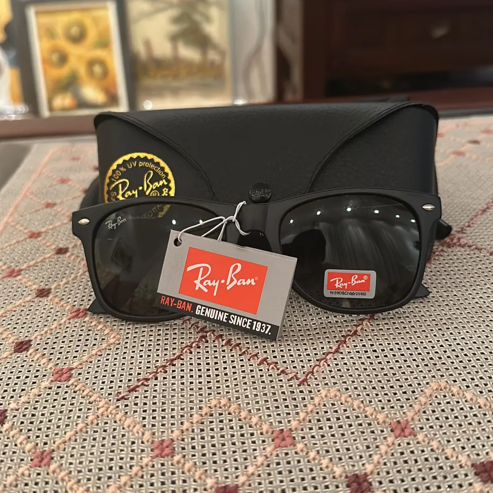 Tjena! Säljer nu mina stilrena och eftertraktade raybans som är helt nya och aldrig använda skick:10/10. För frågor och funderingar så tveka inte att skriva😎. Muu.