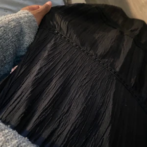 Svart långkjol - Svart långkjol med detaljer på 